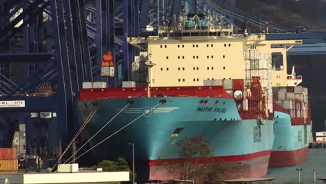 Loading-the-ship-with-containers-in-port-Balboa,-Panama-City