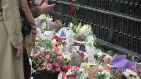 Flowers-laid-in-tribute-for-the-late-Prince-Philip-outside-Buckingham-Palace