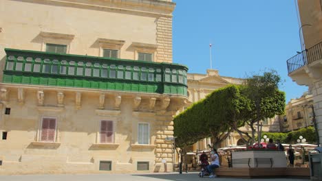 Vista-De-Día-Del-Palacio-Del-Gobernador-Con-Arquitectura-Tradicional-Maltesa-Y-Turistas-En-La-Plaza