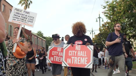Manifestantes-Marchan-En-Nueva-Orleans-Contra-El-Ayuntamiento-Moviéndose-A-Treme