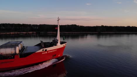 A2b-Energy-Binnenschifffahrtsschiff-Mit-Segeln-Im-Fluss-In-Der-Abenddämmerung-In-Den-Niederlanden