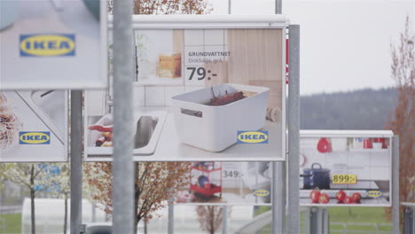 Ikea-Werbetafeln-Werben-Für-Produkte-Im-Geschäft,-Borlänge,-Schweden