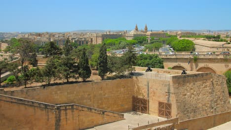 Scenic-view-of-fortified,-walled-city-and-Castle-of-Upper-Barrakka-Gardens-in-Valletta,-Malta