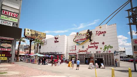 Tourists-on-the-Las-Vegas-Strip-at-souvenir-shops