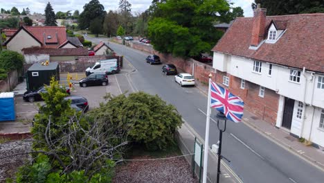 Reino-Unido-Uk-Inglaterra-Bandera-Ondeando-En-Una-Esquina-De-La-Calle
