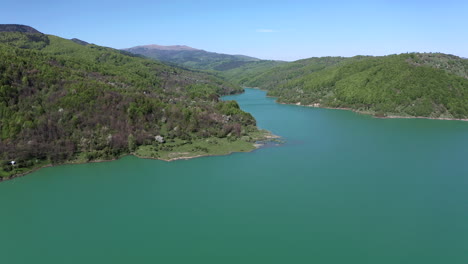 Erstaunliche-Berglandschaft-Und-Türkisfarbenes-Wasser-In-Rumänien---Luftaufnahme