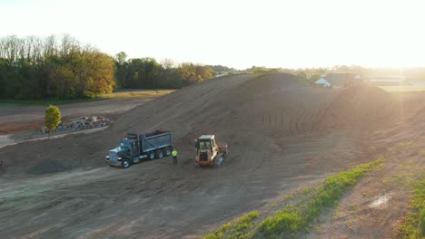 Trabajadores-De-La-Construcción-Con-Camión-Volquete-Y-Excavadora-En-El-Sitio-De-Excavación