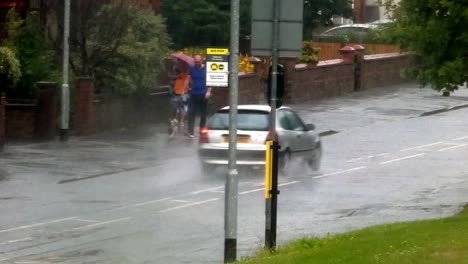 Fahrzeuge,-Die-In-Stürmischen-überschwemmungen-Fahren,-Schwerer-Britischer-Regen,-Der-Gefährliches-Wetter-Gießt