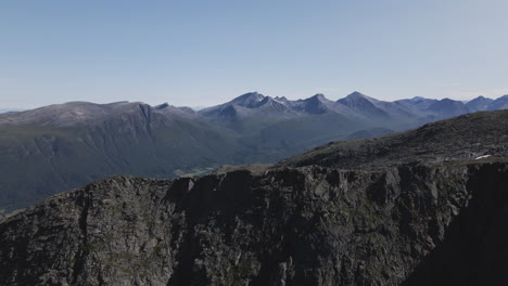 Vuelo-De-Drones-Sobre-La-Escarpada-Cordillera-Con-Vistas-Al-Hermoso-Paisaje-En-Andalsnes,-Noruega
