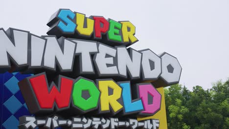 Super-Nintendo-Land-Freizeitparkschild-Bei-Den-Universal-Studios-Japan