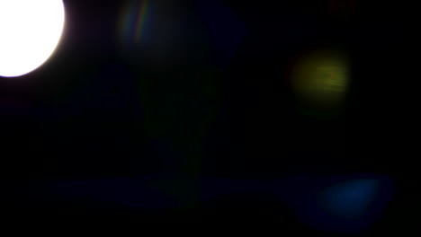 Wunderschöne,-Atemberaubende-Lichtreflexionen-Und-Anamorphotische-Blaue-Streifen,-Aufgenommen-Auf-Schwarz-Mit-Einem-Anamorphotischen-High-End-Kinoobjektiv-Als-Hintergrund,-Lichtlecküberlagerungen-Oder-Übergänge-Für-Redakteure