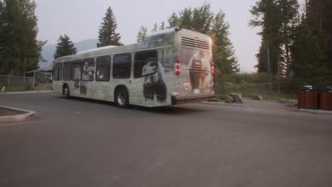 Shuttle-bus-departing-a-parking-lot-in-Banff