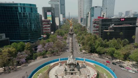Aerial-dolly-out-of-angel-of-independence-monument-in-mexico-city-with-cyclists