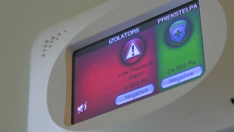View-of-hospital-room-pressure-monitoring-device-mounted-on-the-wall,-healthcare-equipment,-closeup-shot