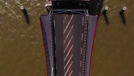 Luftaufnahme-Mit-Blick-Auf-Die-Straßenbrücke,-Die-Sich-über-Den-Fluss-Noord-öffnet