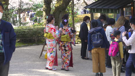 Japanische-Frauen-Im-Kimono-Unter-Besuchern-Im-Kenroku-en-Garten-In-Kanazawa-Während-Der-Sakura-Saison