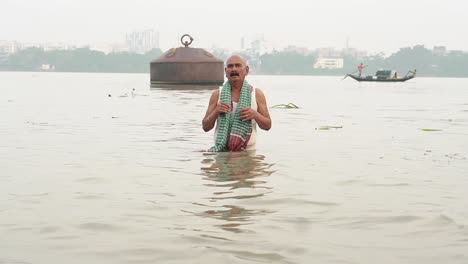 Ein-Mann-Badet-Im-Heiligen-Ganga-Fluss-Und-Erweist-Seine-Hingabe.-Das-Bild-Wurde-In-Kalkutta,-Indien,-Aufgenommen