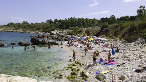 Massen-Von-Touristen-Im-Sommerurlaub-Am-Strand-Von-Cala-Strand-In-Sciacca-Im-Reservat-Zingaro,-Sizilien-In-Italien