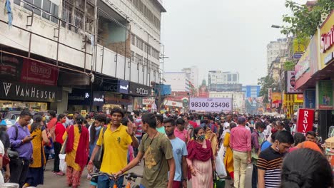 Kalkutta,-Indien:-Eine-Riesige-Menschenmenge-Versammelte-Sich-Während-Der-Durga-Puja-Im-Einkaufsviertel-Esplanade-Zum-Festivaleinkauf