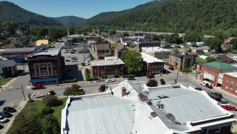 aerial-push-in-to-pineville-kentucky-in-bell-county-kentucky