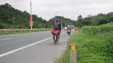 Radfahrer,-Die-Während-Eines-Tagesausflugs-Durch-Asien-Auf-Einer-Gepflasterten-Straße-Unterwegs-Sind