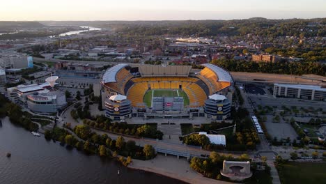 Luftaufnahme-Der-Heinz-Field-Arena,-Sonnenuntergang-In-Pittsburgh-–-Aufgang,-Drohnenaufnahme