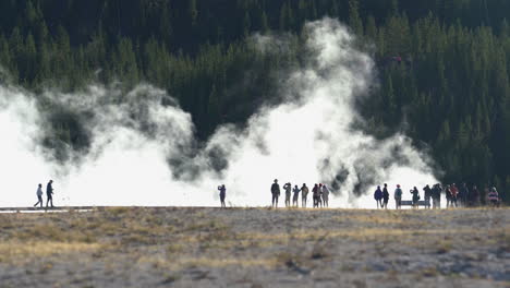 Besucher-Im-Yellowstone-Nationalpark,-Die-Auf-Einem-Weg-An-Geothermischen-Quellen-Und-Heißen-Pools-Mit-Dampf-Im-Hintergrund-Spazieren,-Vollformat