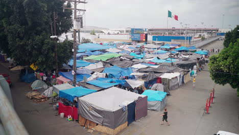 Solicitantes-De-Asilo-Acamparon-En-La-Frontera-De-Estados-Unidos-Con-México-En-Tijuana