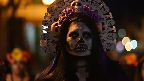 Catrina-Mexicana-Caminando-Durante-El-Día-De-La-Muerte-Mexicana