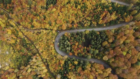Luftaufnahmen-über-Einem-Auto,-Das-Im-Herbst-über-Einen-Bergpass-In-Gempen,-Baselland,-Schweiz-Fährt