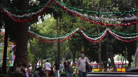 Menschen-Mit-Masken-Gehen-Während-Der-Coronavirus-Pandemie-In-Einem-Mexikanischen-Stadtpark-Spazieren