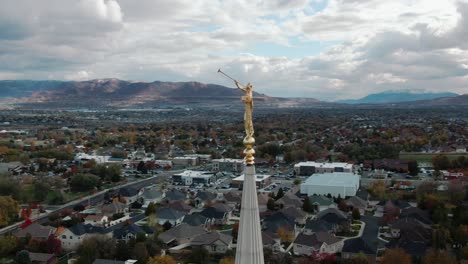 Emotionale-Goldene-Engel-Moroni-Statue-In-Brigham,-Jordanien,-Utah