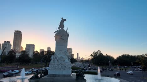 Berühmte-Skulptur-Und-Straßenverkehr,-Buenos-Aires,-Niedrige-Vorwärtsantenne