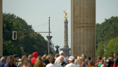 Slowmotion-footage-of-a-large-crowd-of-tourists-underneath-Brandenburger-gate