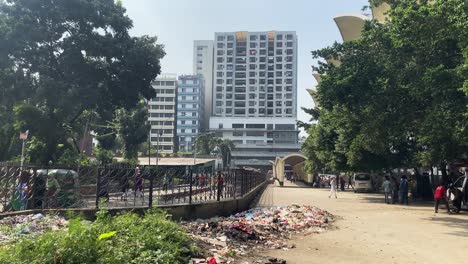 Müllhaufen-Verstreut-In-Der-Nähe-Eines-Metallzauns-Neben-Dem-Bahnhof-Kamalapur-In-Dhaka,-Nach-Oben-Geneigt