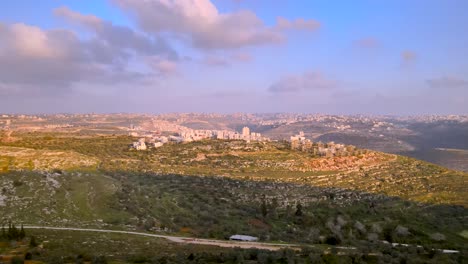 Ramallah-Hat-Eine-Atemberaubende-Panoramaaufnahme-Bei-Sonnenuntergang,-Blauem-Himmel-Und-Weißen-Wolken,-Frühlingssaison,-Luftaufnahme