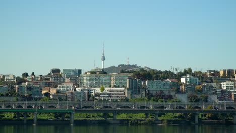 Blick-Auf-Den-Seoul-Tower-Und-Den-Verkehr-Auf-Der-Gangbyeonbuk-Schnellstraße,-Bezirk-Yongsan-gu,-An-Einem-Tag-Mit-Klarem-Himmel