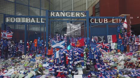 Wide-shot-of-tributes-at-the-main-gates-of-Rangers-FC-to-former-manager,-Walter-Smith