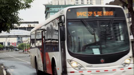 Der-Bus-Fährt-Vom-Busbahnhof-Ab-Und-Fährt-An-Der-Stadt-Panama-Stadt-Vorbei,-Um-Menschen-Während-Der-Pandemie-Und-Quarantäne-Zu-Transportieren