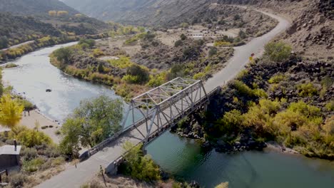 Antike-Stahlfachwerkbrücke-Auf-Der-Low-Road-Zwischen-Taos,-New-Mexico-Und-Santa-Fe,-New-Mexico