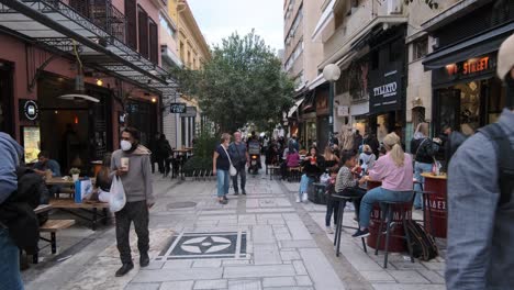 Athen,-Griechenland,-15.-Oktober-2021:-Touristen-Spazieren-Und-Essen-In-Der-Kalamiotou-Straße,-Der-Berühmten-Einkaufsstraße-Von-Athen