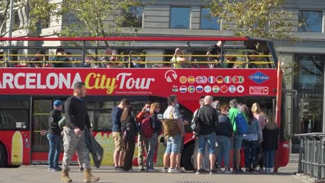 People-queuing-to-get-on-the-tourist-bus-in-Barcelona