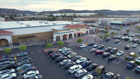 Wide-view-Sam´s-Club-retail-warehouse-store,-Aerial-flyover-full-parking-lot