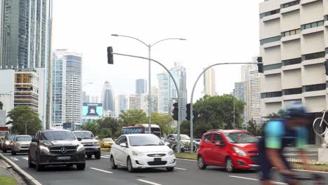 Muchos-Vehículos-Cruzando-Las-Calles-De-La-Ciudad-De-Panamá-Con-Muchos-Edificios-Grandes