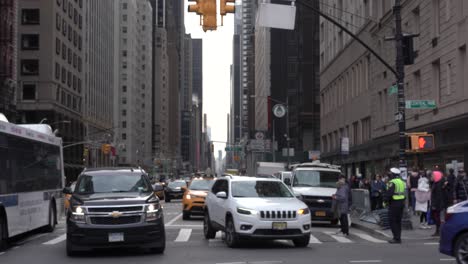 Cars,-Taxis,-and-buses-in-Manhattan-New-York