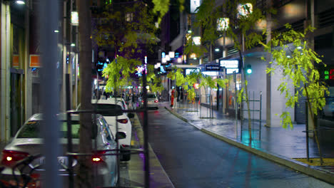 Autos-Estacionados-Al-Costado-De-La-Calle-Por-La-Noche,-Escena-Durante-El-Cierre-Covid-19-En-Sydney,-Nsw,-Australia