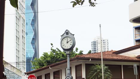 Große-Analoge-Uhr-In-Form-Eines-Pfostens-Mitten-Auf-Einer-Panamaischen-Straße-Als-Objekt,-Das-Die-Zeit-Anzeigt