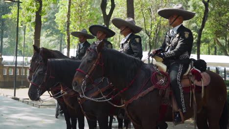Policía-Mexicana-Patrullando-A-Caballo-Con-Sombreros-Tradicionales-Y-Uniforme-Estilo-Mariachi