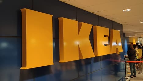 IKEA-Logo-An-Der-Wand