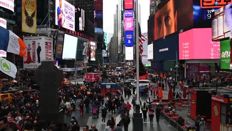 Times-square-busy-in-the-middle-of-the-day
